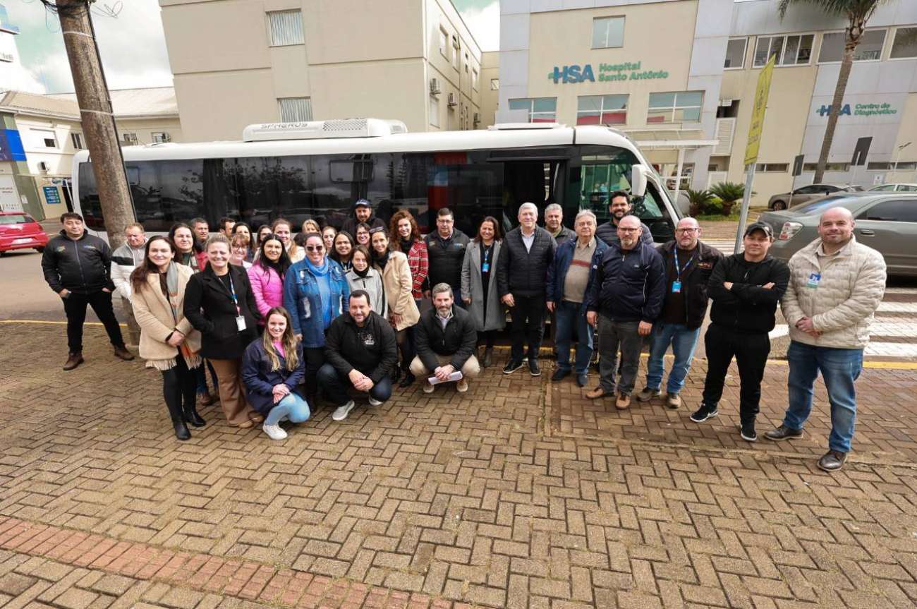 Prefeitura de Tapejara entrega micro-ônibus para transporte de pacientes e anuncia novos investimentos na saúde