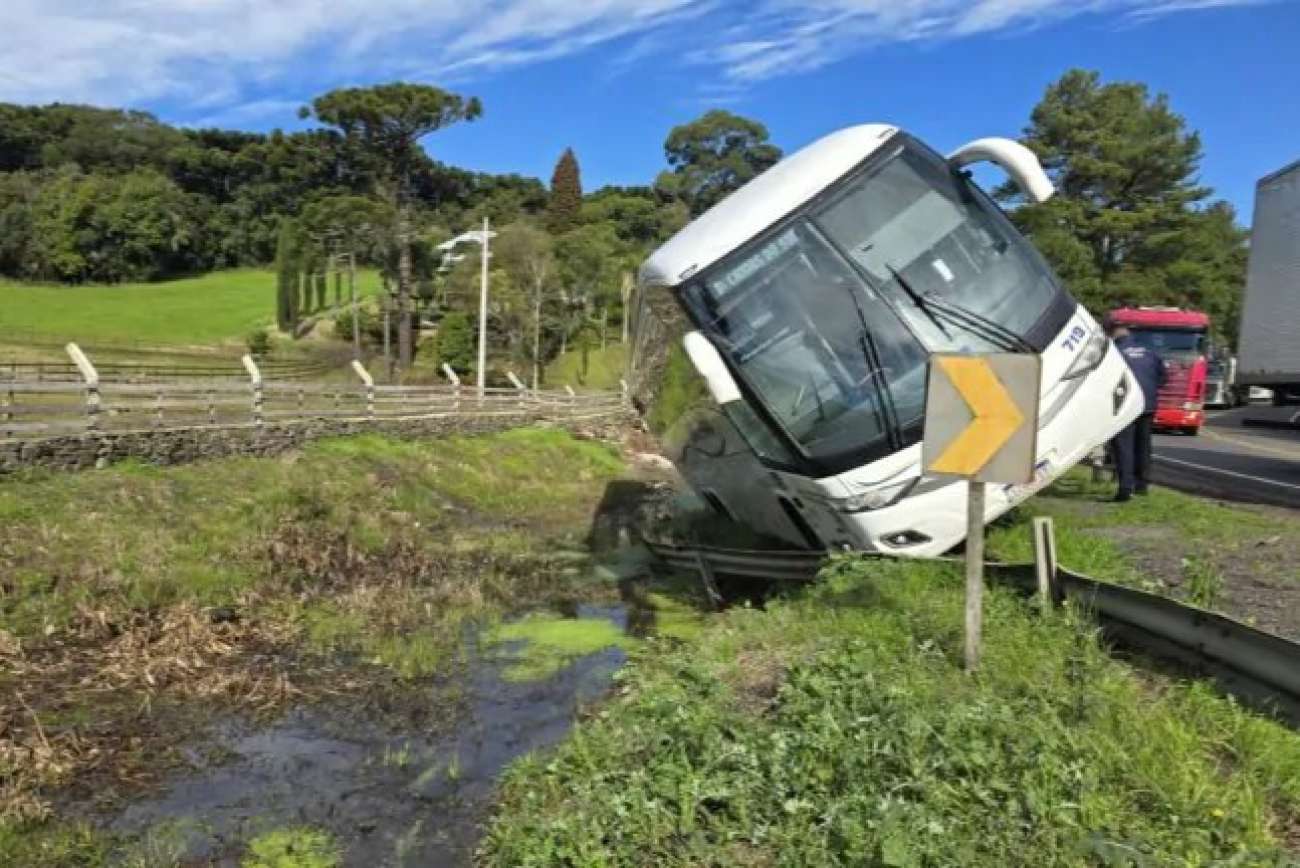 Ônibus sai da pista após desvio para evitar colisão na ERS-324, entre Marau e Passo Fundo