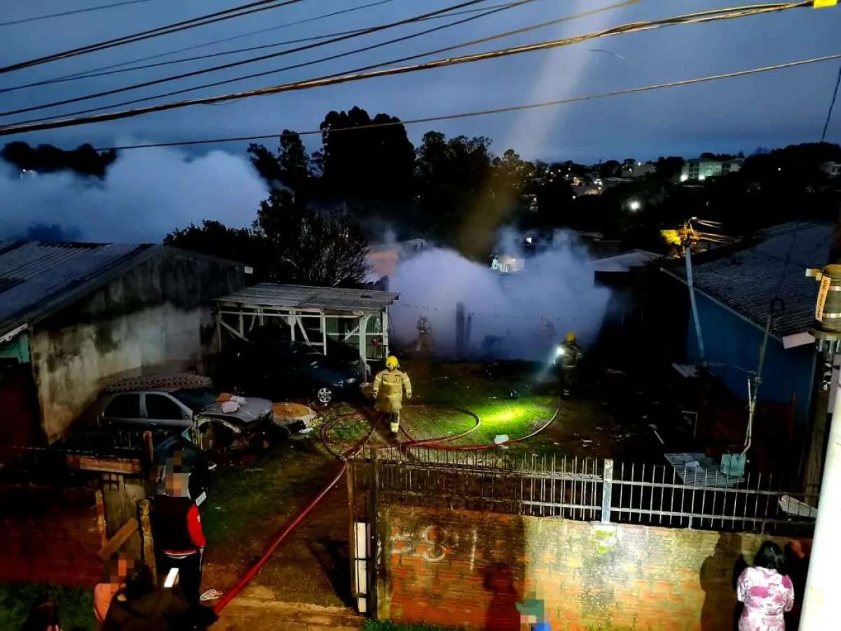 Incêndio destrói residência no bairro Vera Cruz, em Passo Fundo