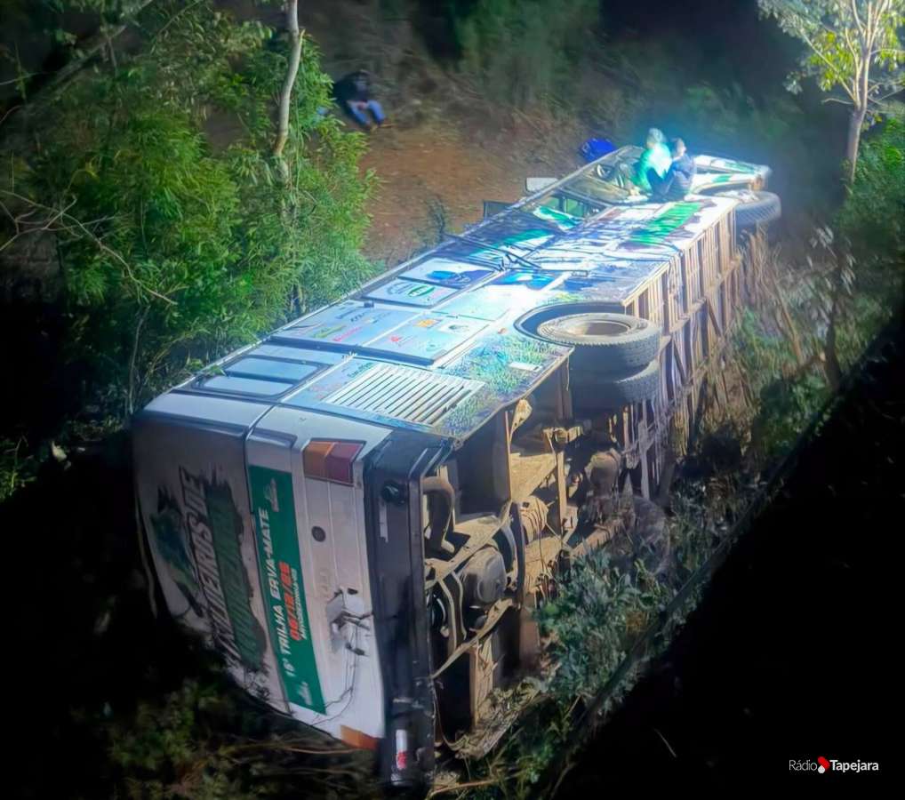 Uma pessoa morre após ônibus com trilheiros cair da Ponte do Rio Carreiro entre Casca e Paraí