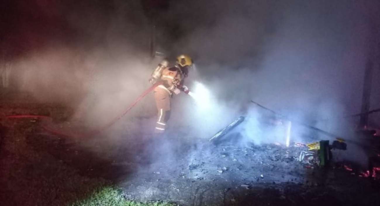 Incêndio destrói residência no interior de Caseiros