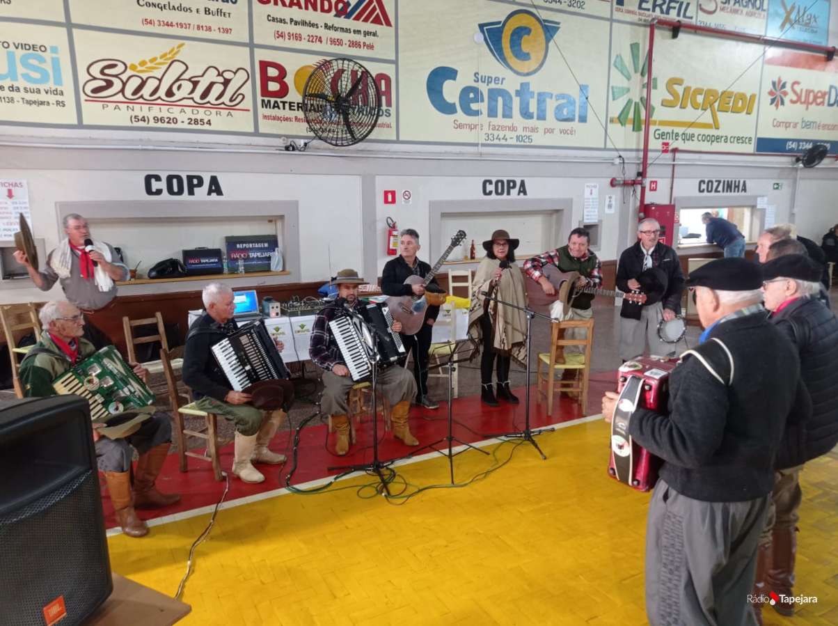 Rádio Tapejara realiza transmissão ao vivo do programa “Gravetos do Passado” no Bairro São Paulo