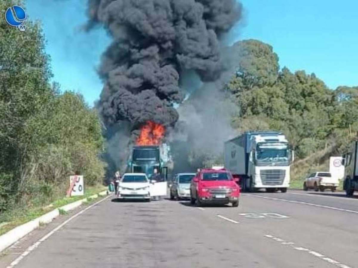 Ônibus pega fogo na BR-116, em Vacaria