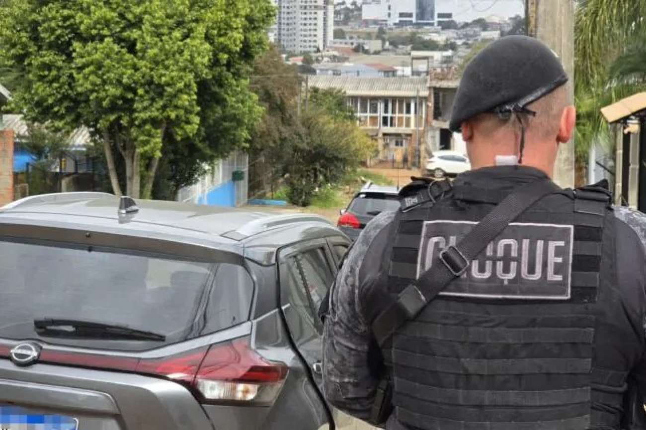 Criminosos armados assaltam joalheria no centro de Passo Fundo; veículo usado na fuga é localizado