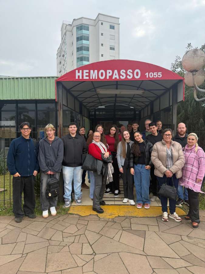 Estudantes da Escola Senhor dos Caminhos de Tapejara realizam doação de sangue em Passo Fundo
