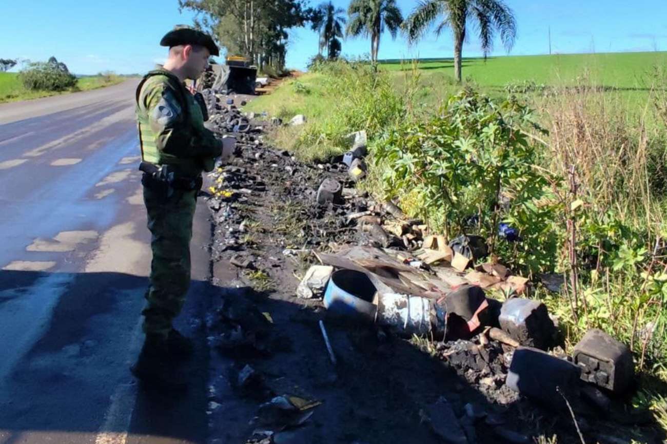 Caminhão carregado com resíduos tomba e acende alerta para impacto ambiental, em Nonoai