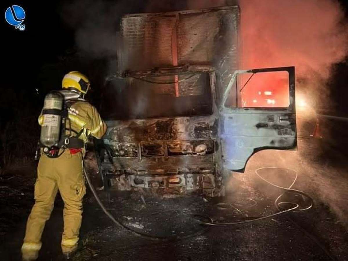 Caminhão é consumido por incêndio na BR-285, em Lagoa Vermelha