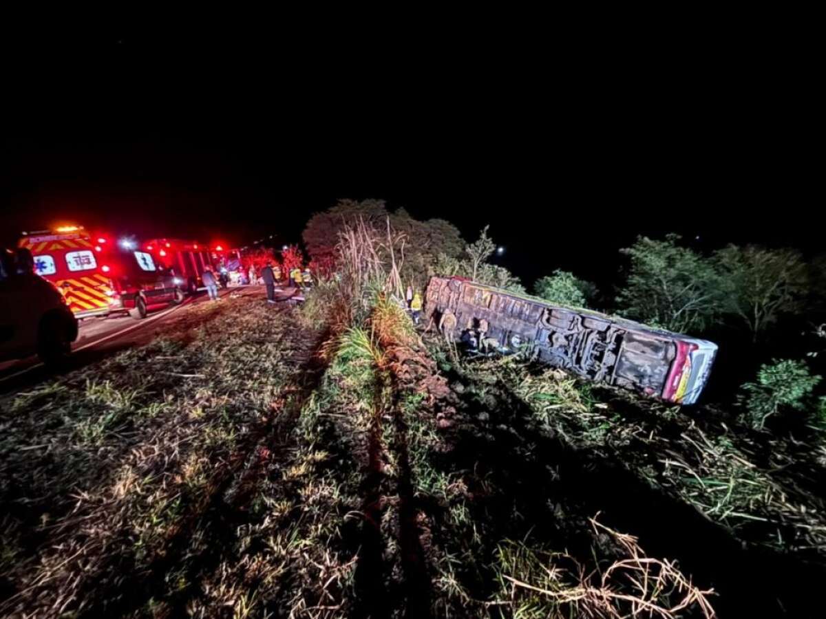 Acidente com ônibus de excursão deixa três mortos e 40 feridos no Oeste de Santa Catarina