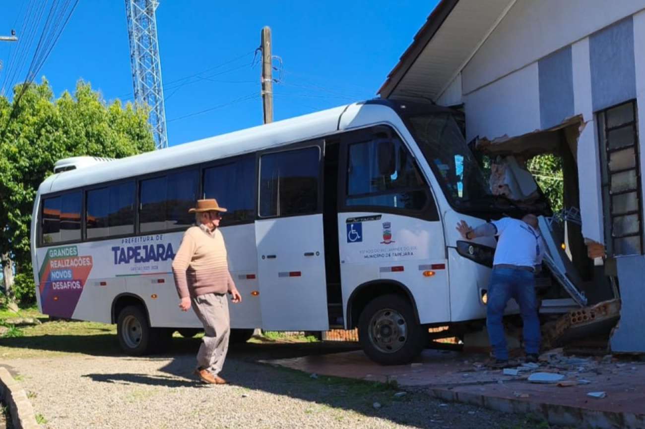 Micro-ônibus da Secretaria da Saúde de Tapejara atinge residência no Bairro São Paulo