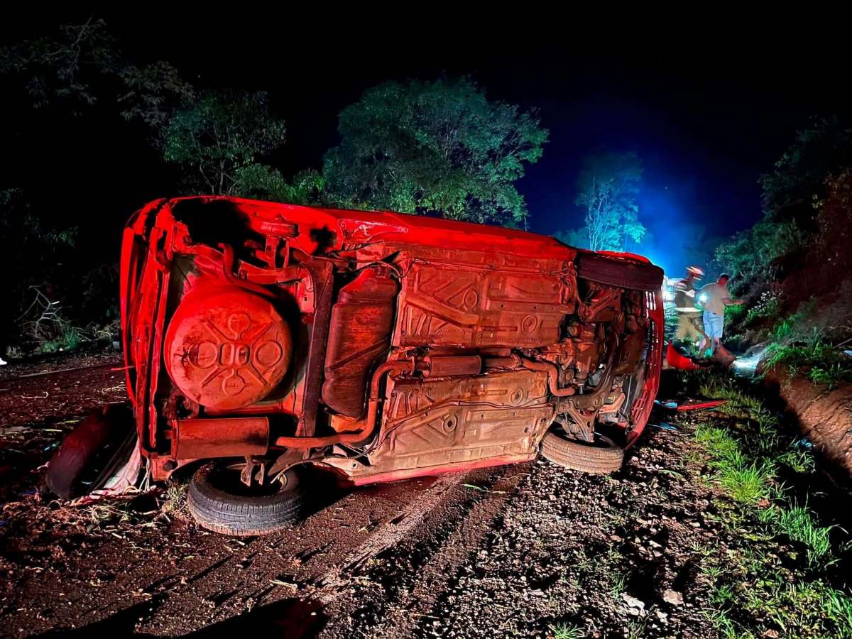 Capotamento deixa duas pessoas feridas e bloqueia totalmente a RS-135 em Getúlio Vargas