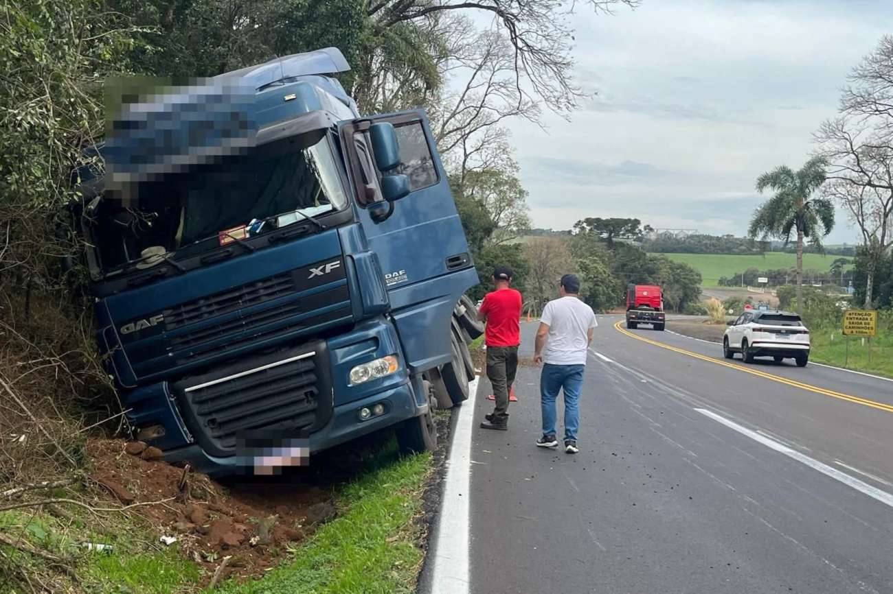 Carreta sai da pista e provoca bloqueio temporário da ERS-135, em Erechim