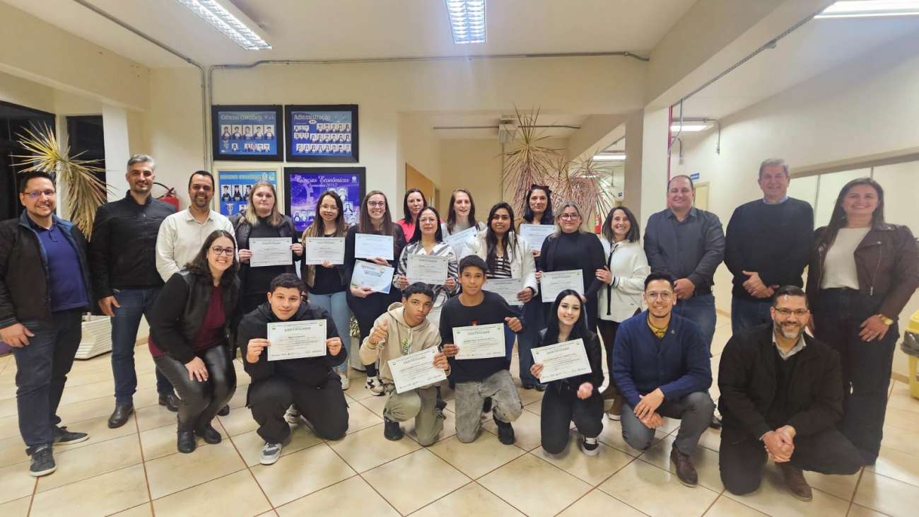 Curso de Secretariado e Rotinas Administrativas é concluído em Tapejara