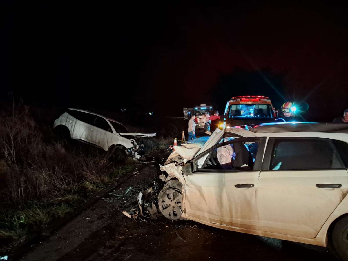 Colisão frontal na ERS-463 deixa um morto e uma mulher ferida em Vila Lângaro