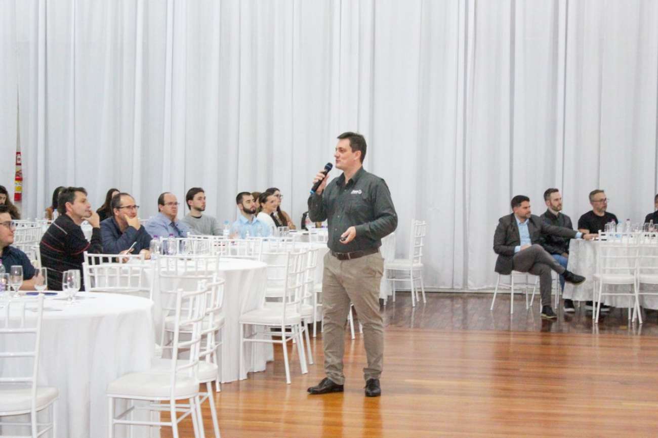 Reunião da Acisat destaca inovação na indústria agrícola e reforça a importância da troca de conhecimento entre empresários