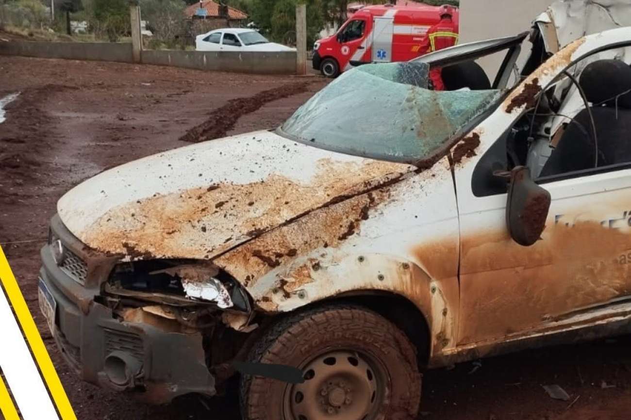 Condutor fica ferido após capotamento e é retirado debaixo de veículo por populares, em Cacique Doble