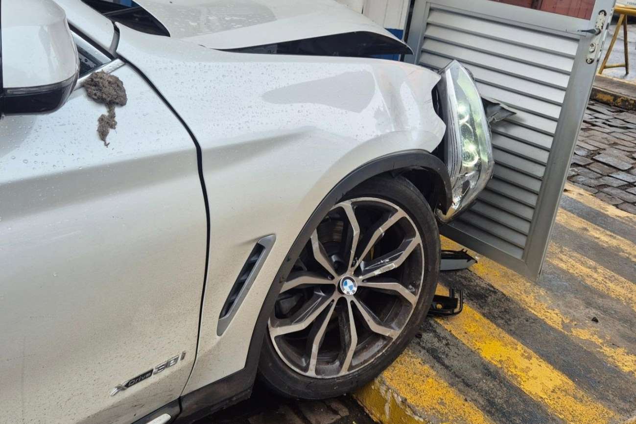 Condutor passa mal e provoca acidente com três veículos em estacionamento de hospital, em Passo Fundo