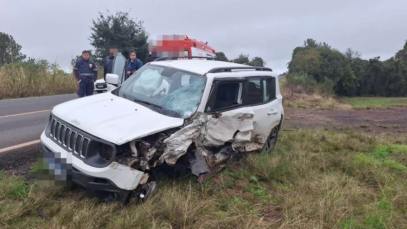 Colisão entre caminhonete e SUV deixa uma pessoa ferida na ERS-135, em Estação