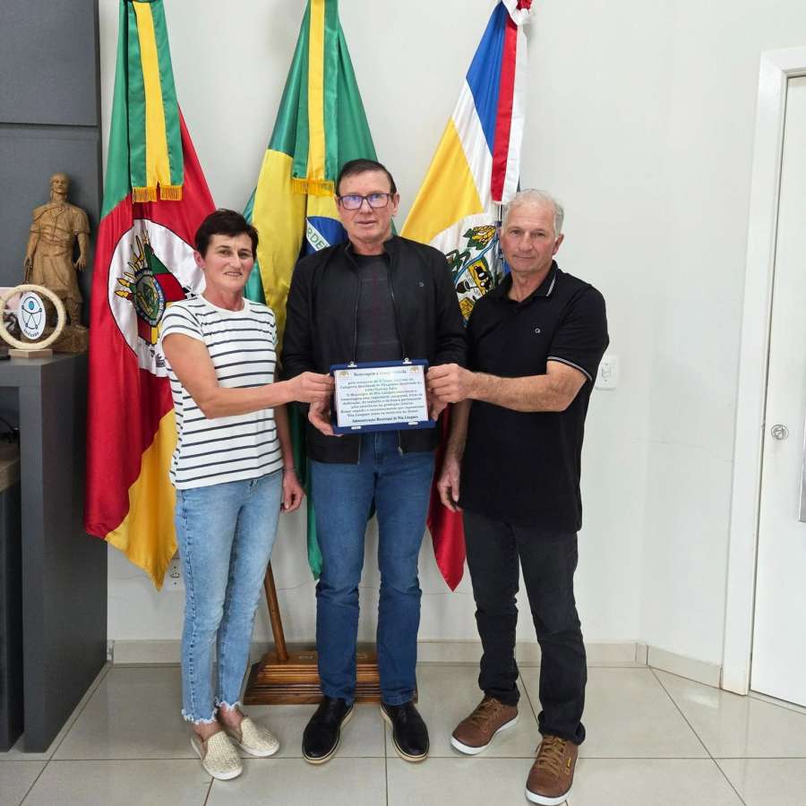 Administração de Vila Lângaro homenageia produtores por conquista nacional na qualidade do leite