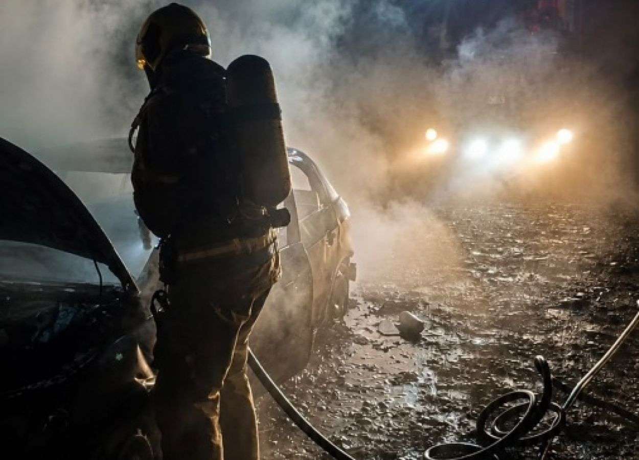 Carro é destruído por incêndio na ERS-430, em Santa Cecília do Sul