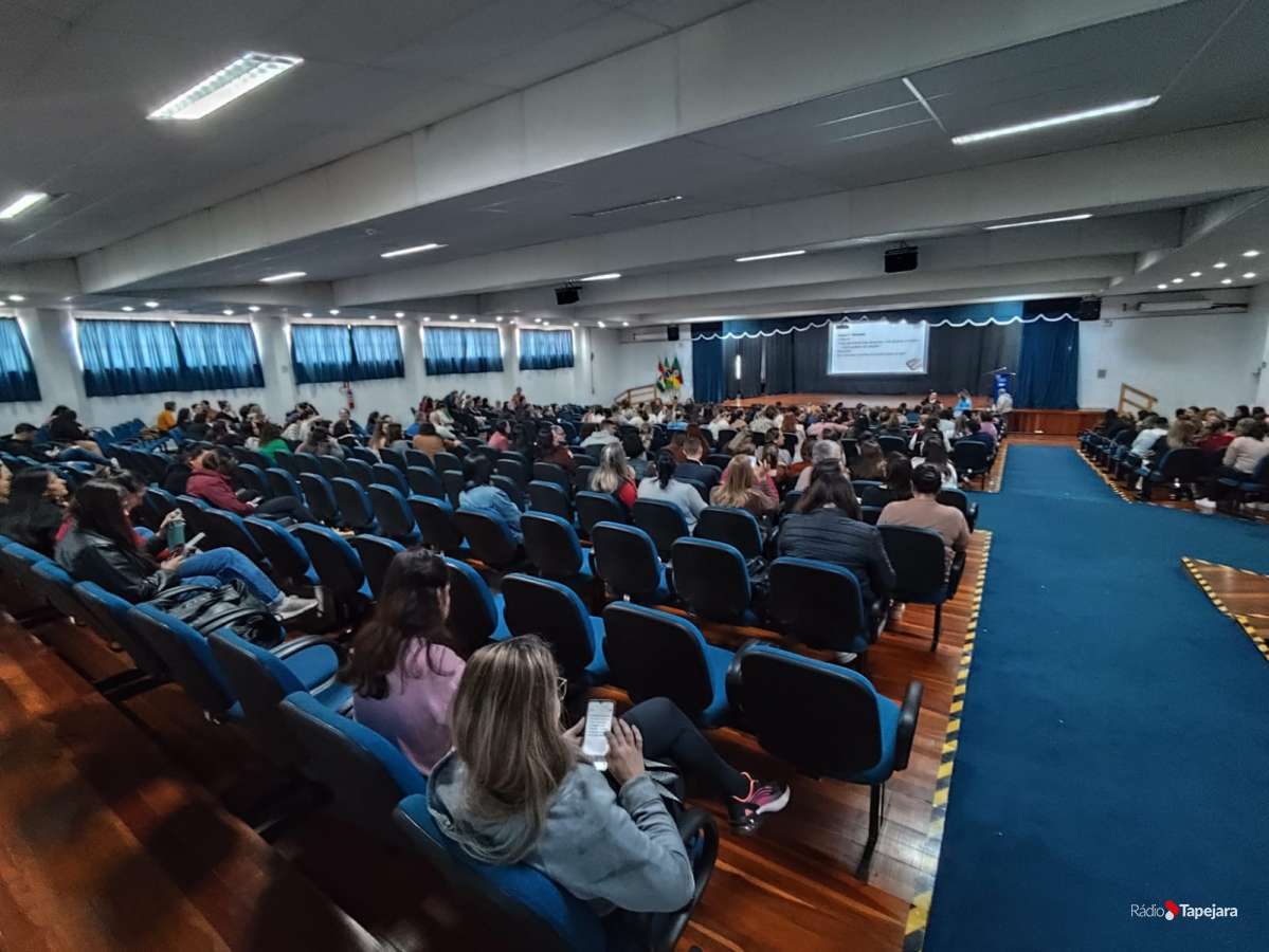 Formação continuada reúne profissionais da educação das redes de Tapejara e Santa Cecília do Sul