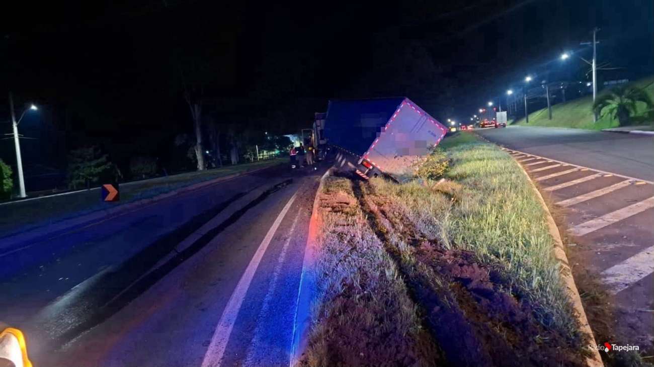 Carreta tomba e bloqueia trecho da ERS-135 no trevo de Coxilha