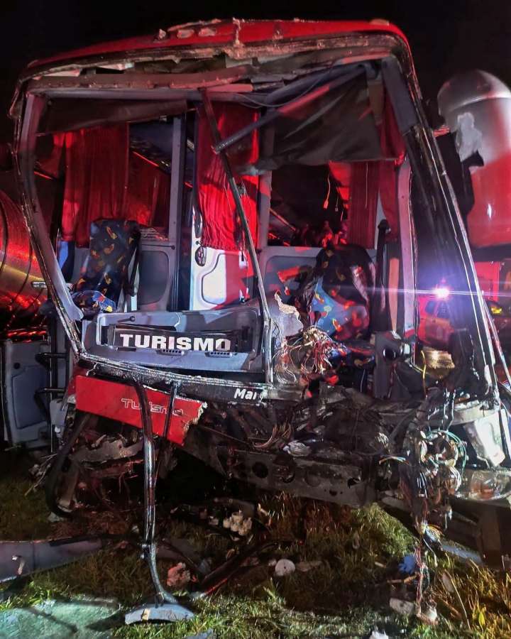 Ônibus de turismo e carreta colidem no Goio-Ên e deixam 18 feridos