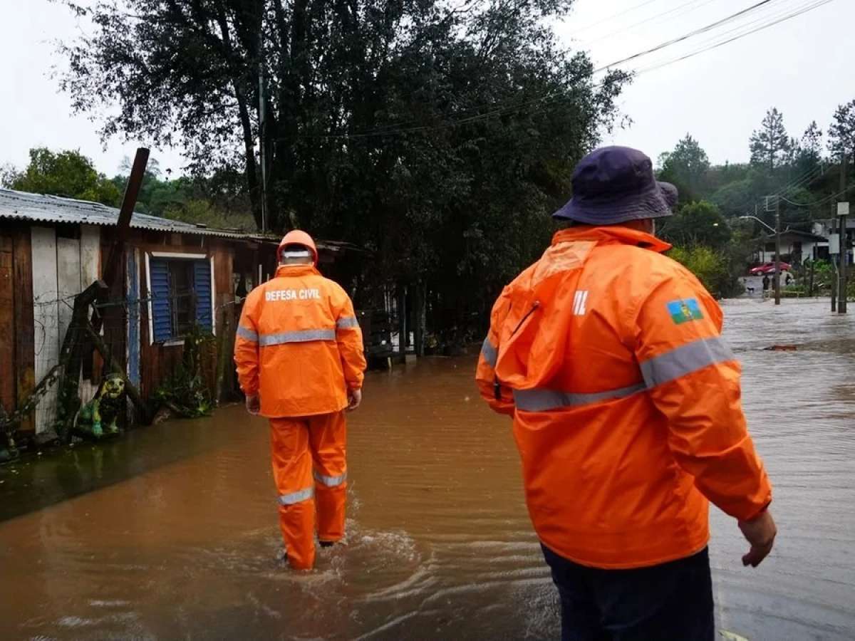 Defesa Civil emite alerta para chuvas intensas e risco de inundações entre domingo e terça-feira no RS