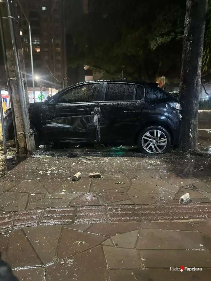 Motorista foge após avançar sinal vermelho, causar grave acidente e deixar jovem desacordado no Centro de Passo Fundo