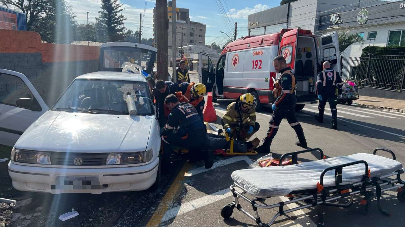 Motorista é resgatado pelos bombeiros após colisão entre dois veículos em Passo Fundo