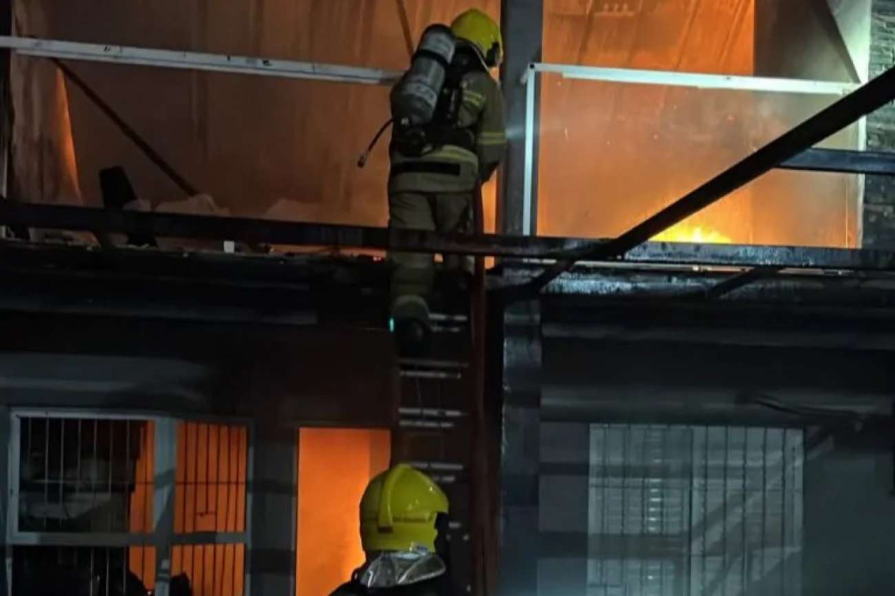 Incêndio destrói residência de dois pavimentos em Passo Fundo