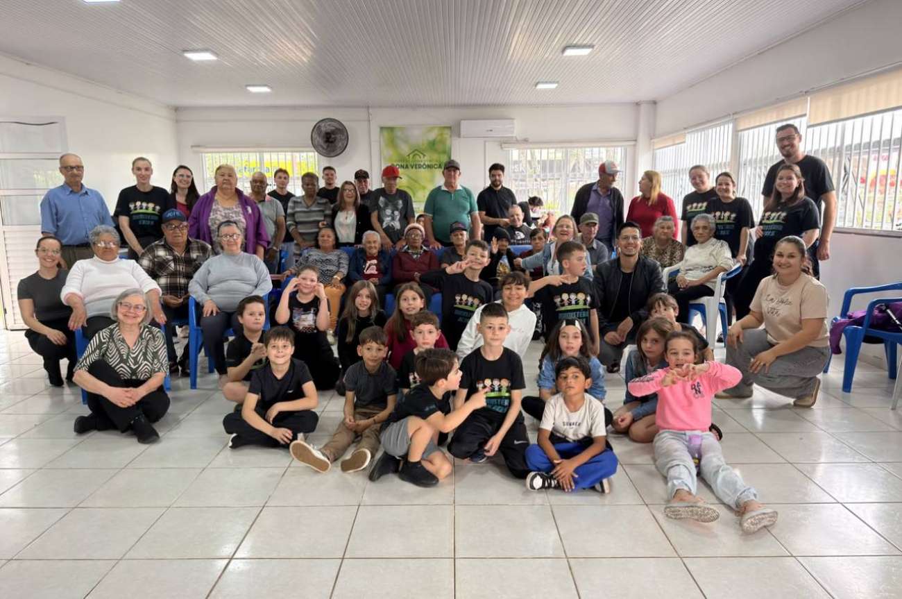 Crianças fazem visita à Casa de Convivência Dona Verônica em comemoração ao Dia dos Avós
