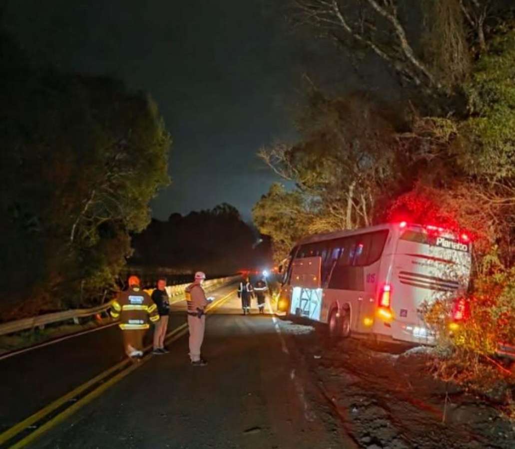 Ônibus sai da pista na ERS-324 entre Casca e Paraí; ninguém fica ferido