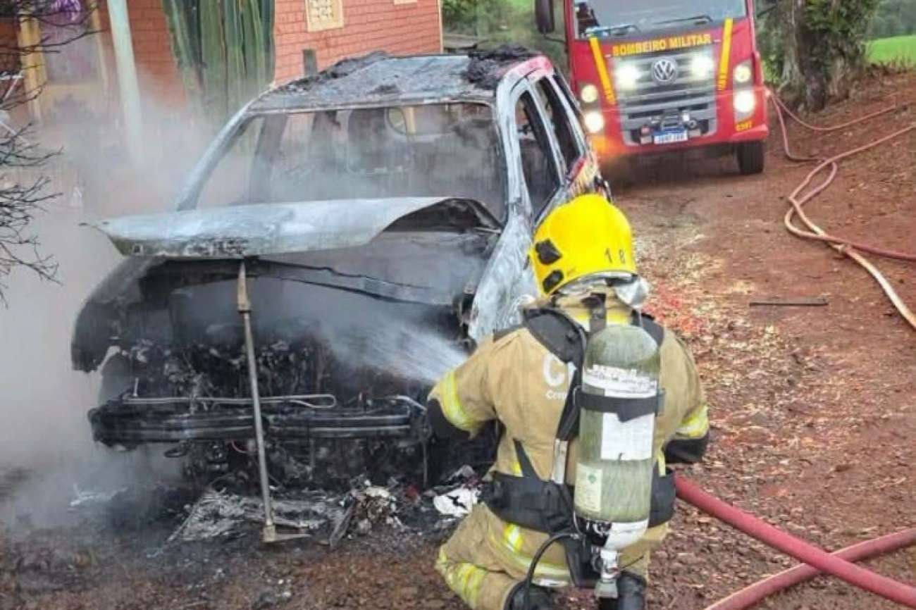 Incêndio destrói veículo no interior de Sertão; motorista consegue retirar crianças antes das chamas se espalharem