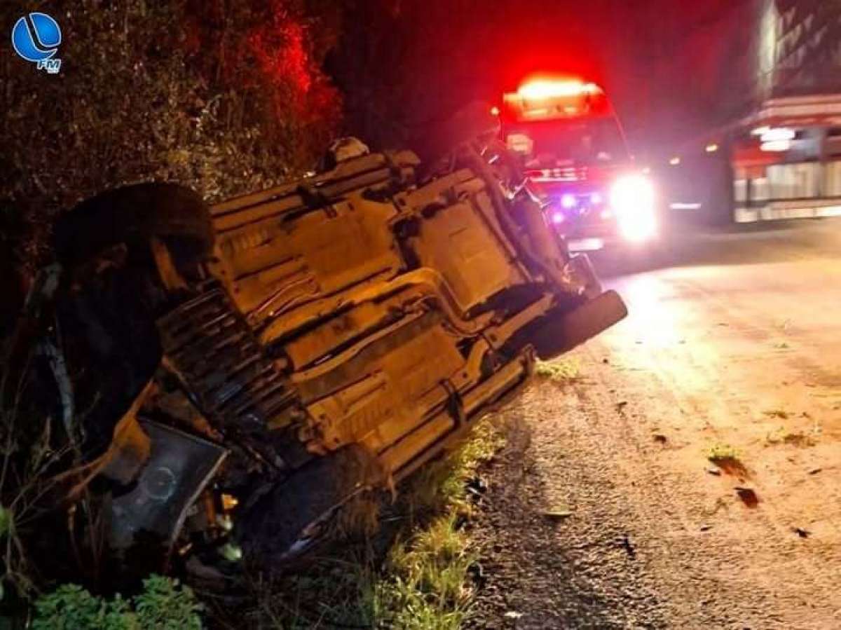 Capotamento deixa duas pessoas feridas na ERS-126, em Ibiraiaras