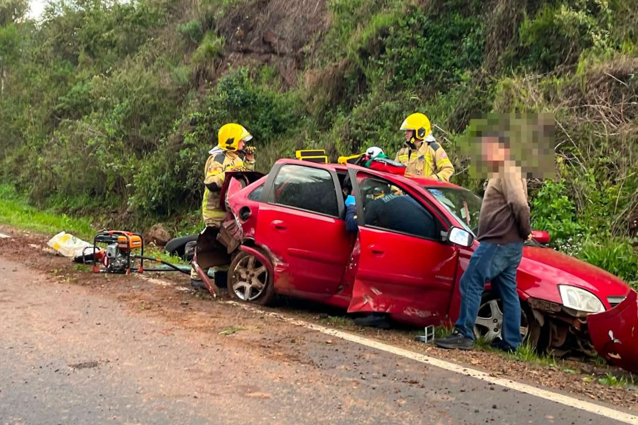 Duas pessoas ficam feridas após carro sair da pista na ERS-135, em Getúlio Vargas