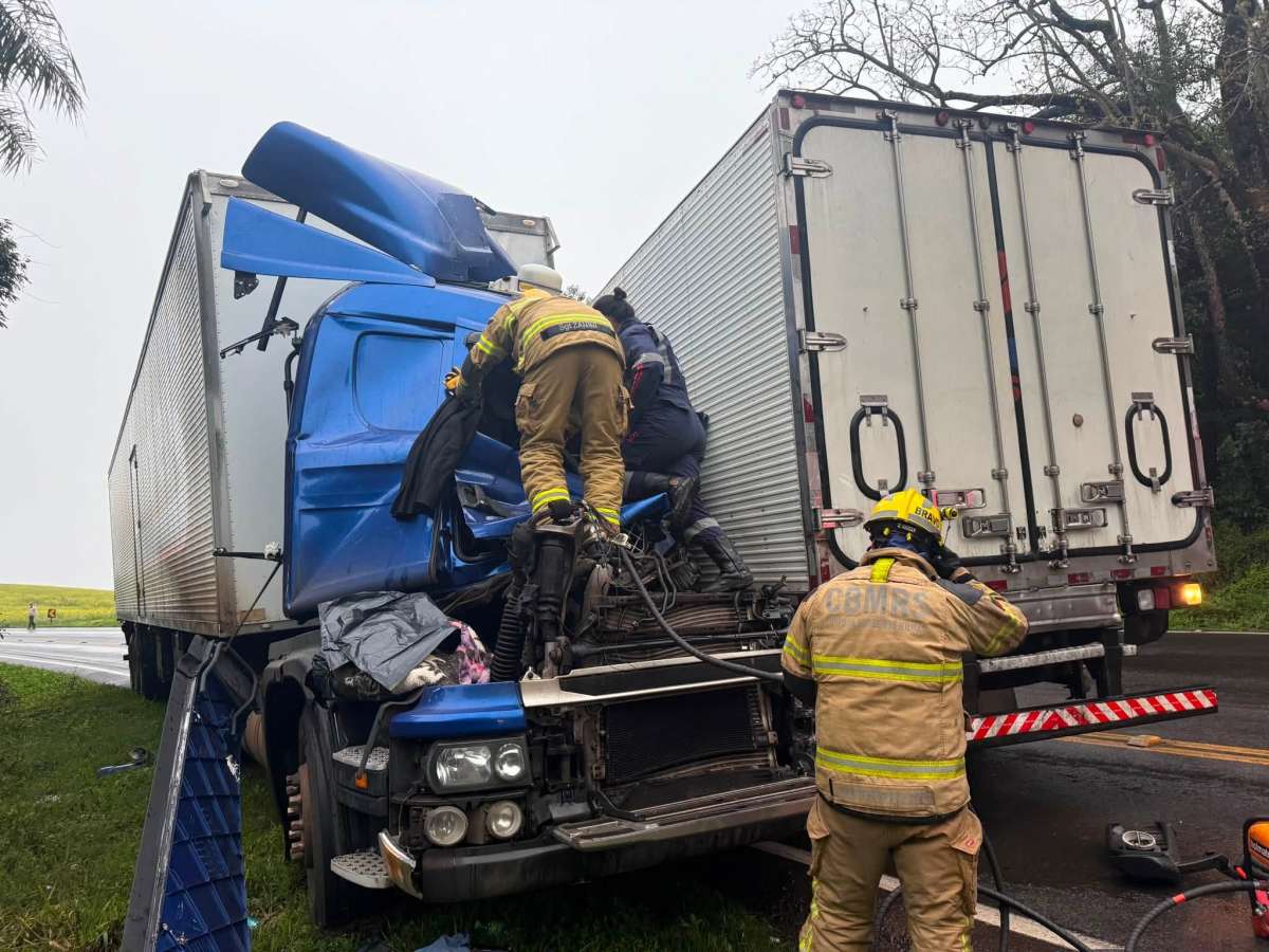 Acidente entre duas carretas deixa uma vítima fatal na ERS-135, em Getúlio Vargas