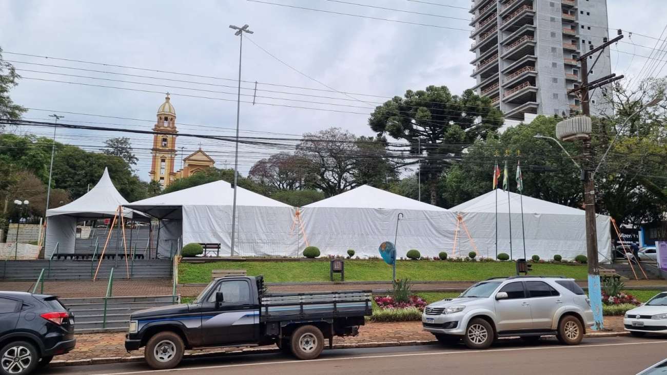Estruturas começam a ser montadas para a 1ª Feira Raízes e Sabores de Tapejara
