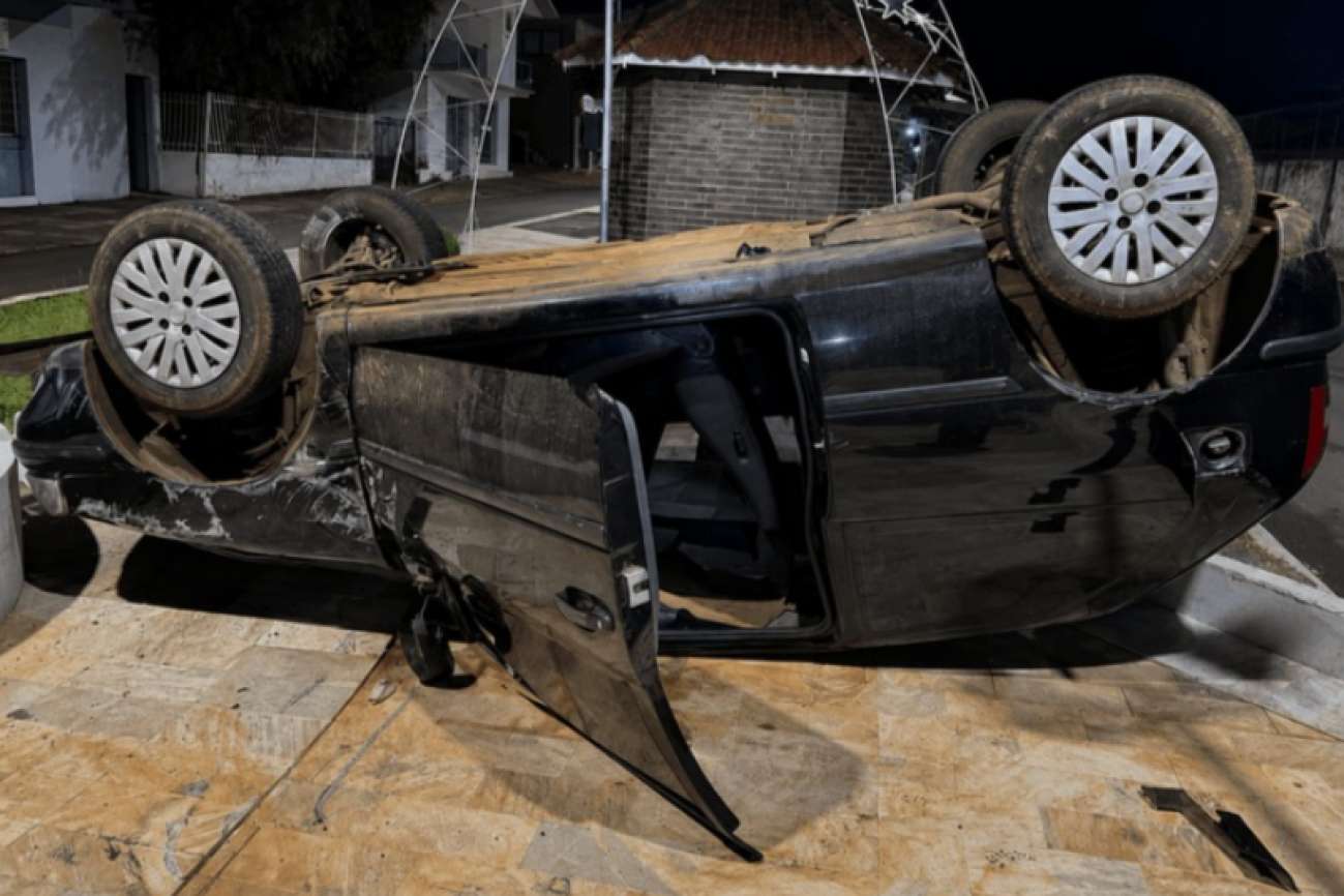 Veículo tomba na área central de Cacique Doble