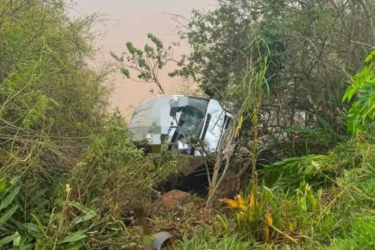 Van sai da pista e cai em ribanceira na ERS-491, em Marcelino Ramos