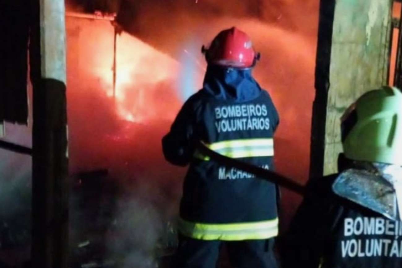 Incêndio destrói residência em Maximiliano de Almeida
