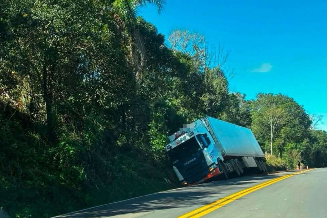Carreta sai da pista e cai em vala na ERS-135, em Erechim
