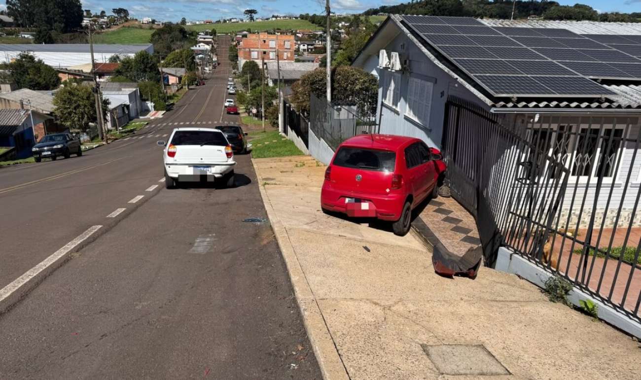 Colisão entre três veículos deixa motorista ferida em Getúlio Vargas