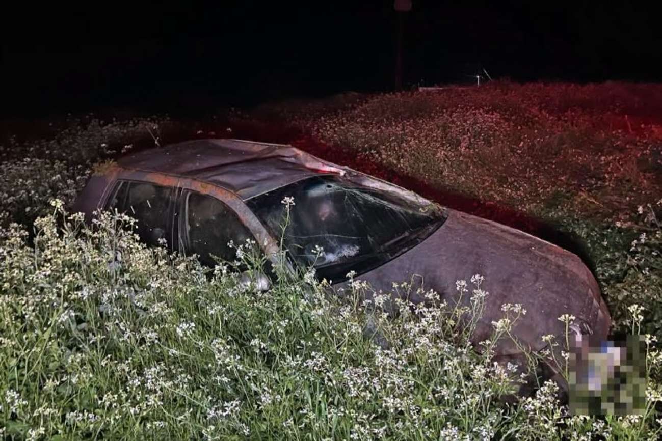 Veículo sai da pista, e motorista deixa local após capotamento na ERS-135, em Erechim