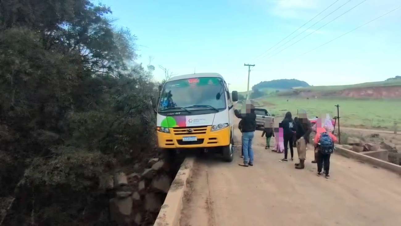 Ônibus escolar fica parcialmente fora de ponte e por pouco não cai em rio no interior de Santa Cecília do Sul