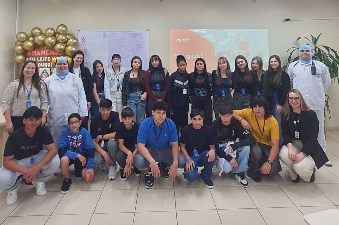 CRAS promove visita de jovens à Aurora Coop para aproximá-los do mercado de trabalho