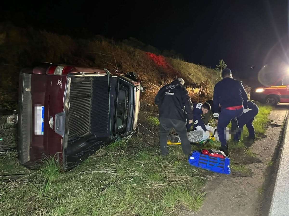 Jovem fica ferido após carro capotar entre Getúlio Vargas e Floriano Peixoto