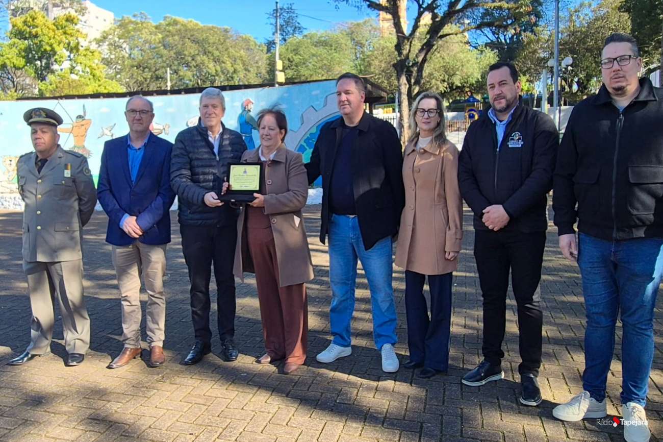 Desfile cívico homenageia professor que ajudou a viabilizar o ensino médio em Tapejara