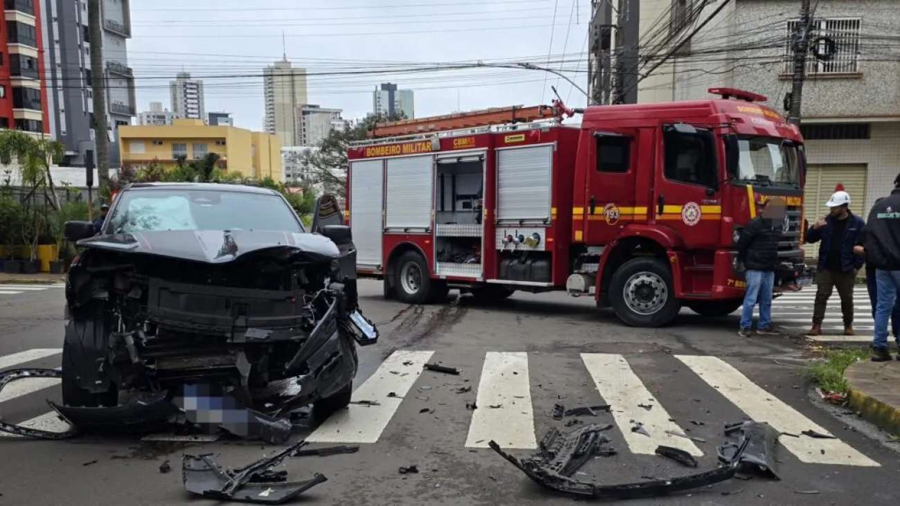 Grave acidente de trânsito deixa uma mulher ferida no bairro Vila Rodrigues, em Passo Fundo