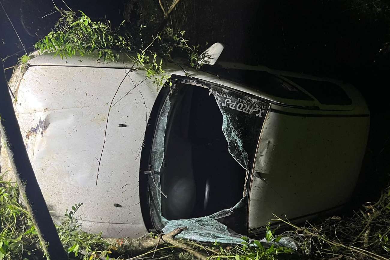 Motorista fica ferido após carro capotar e cair em barranco em Getúlio Vargas