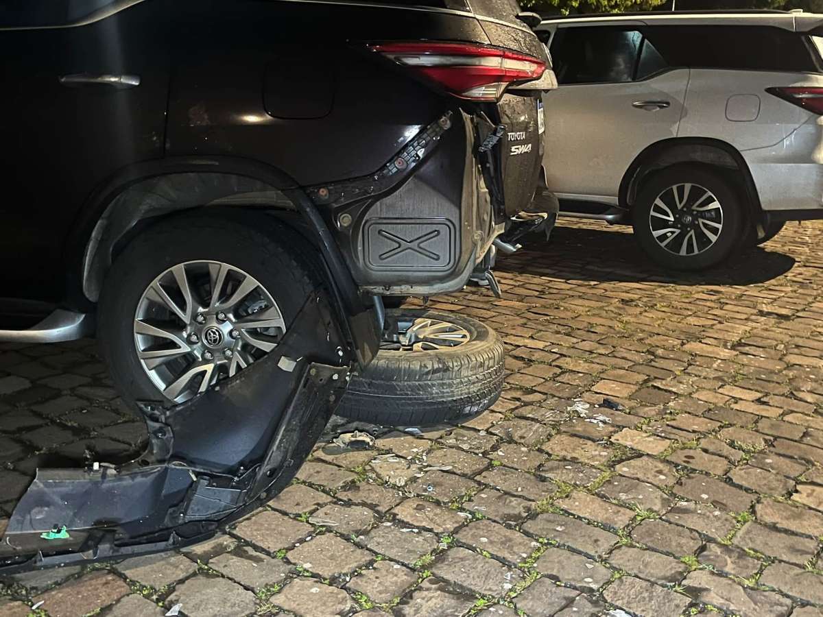 Motorista atinge camioneta estacionada e foge do local, em Getúlio Vargas